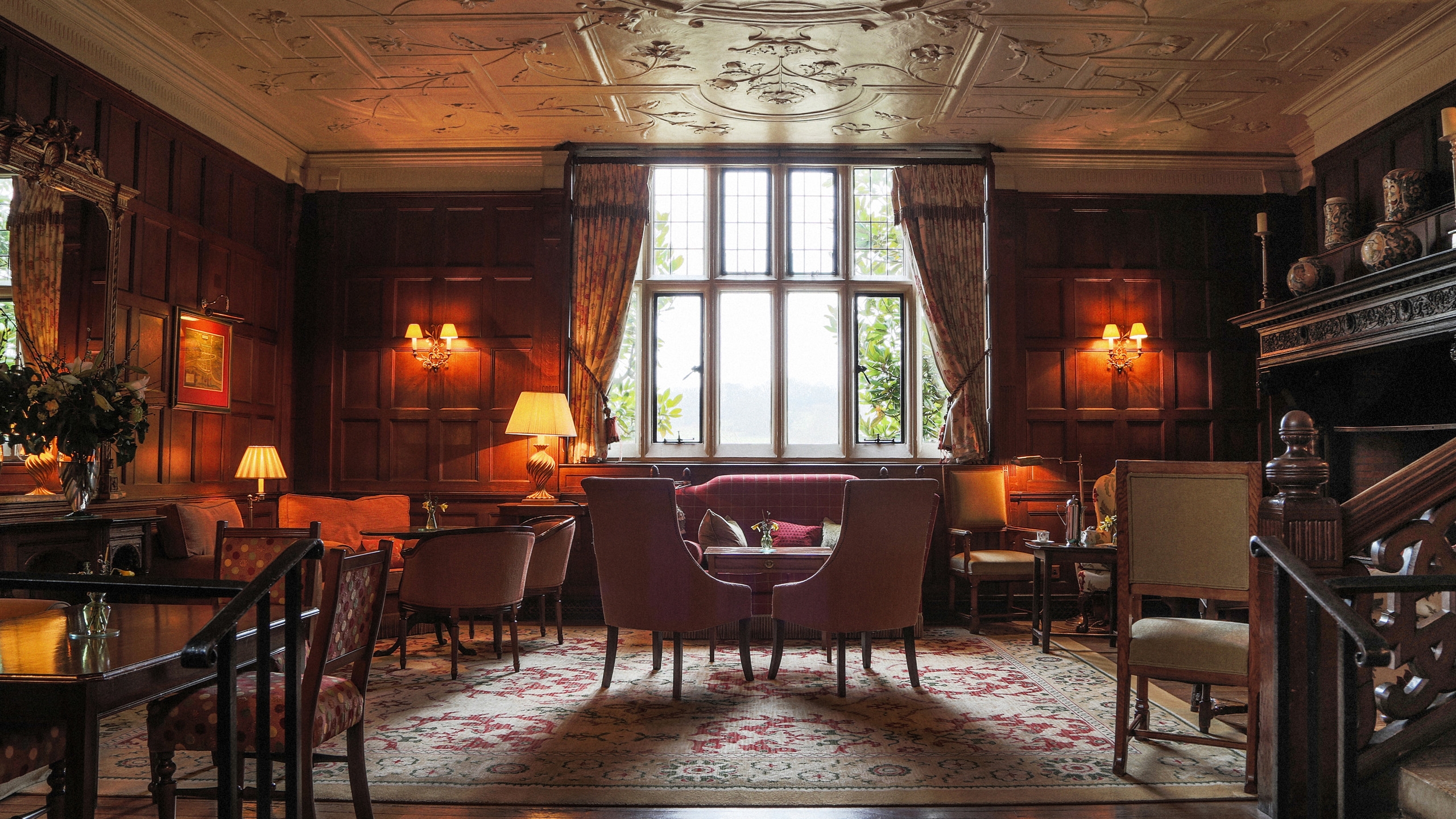 gravetye-manor-fronthall