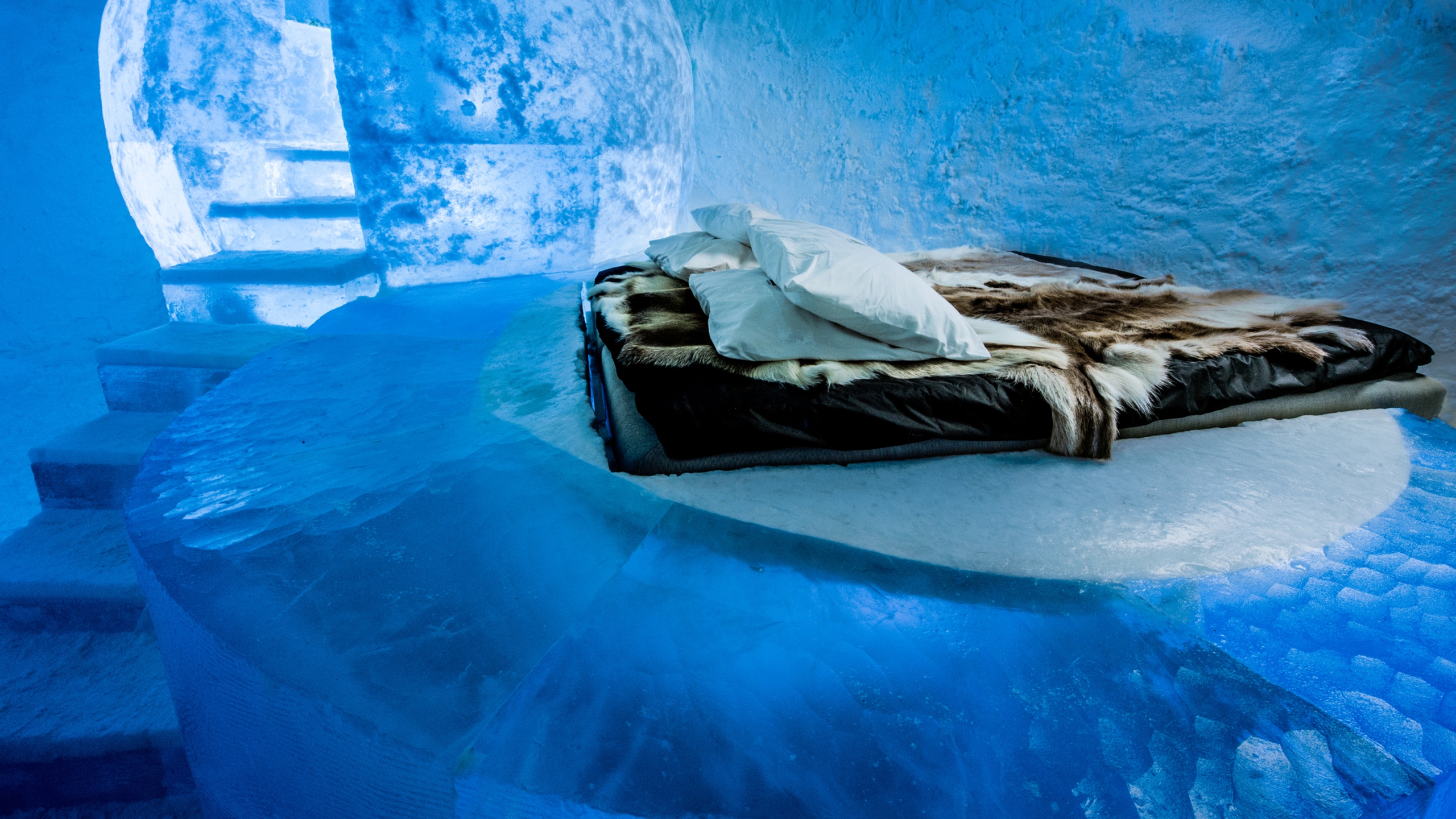 ice-hotel-bedroom