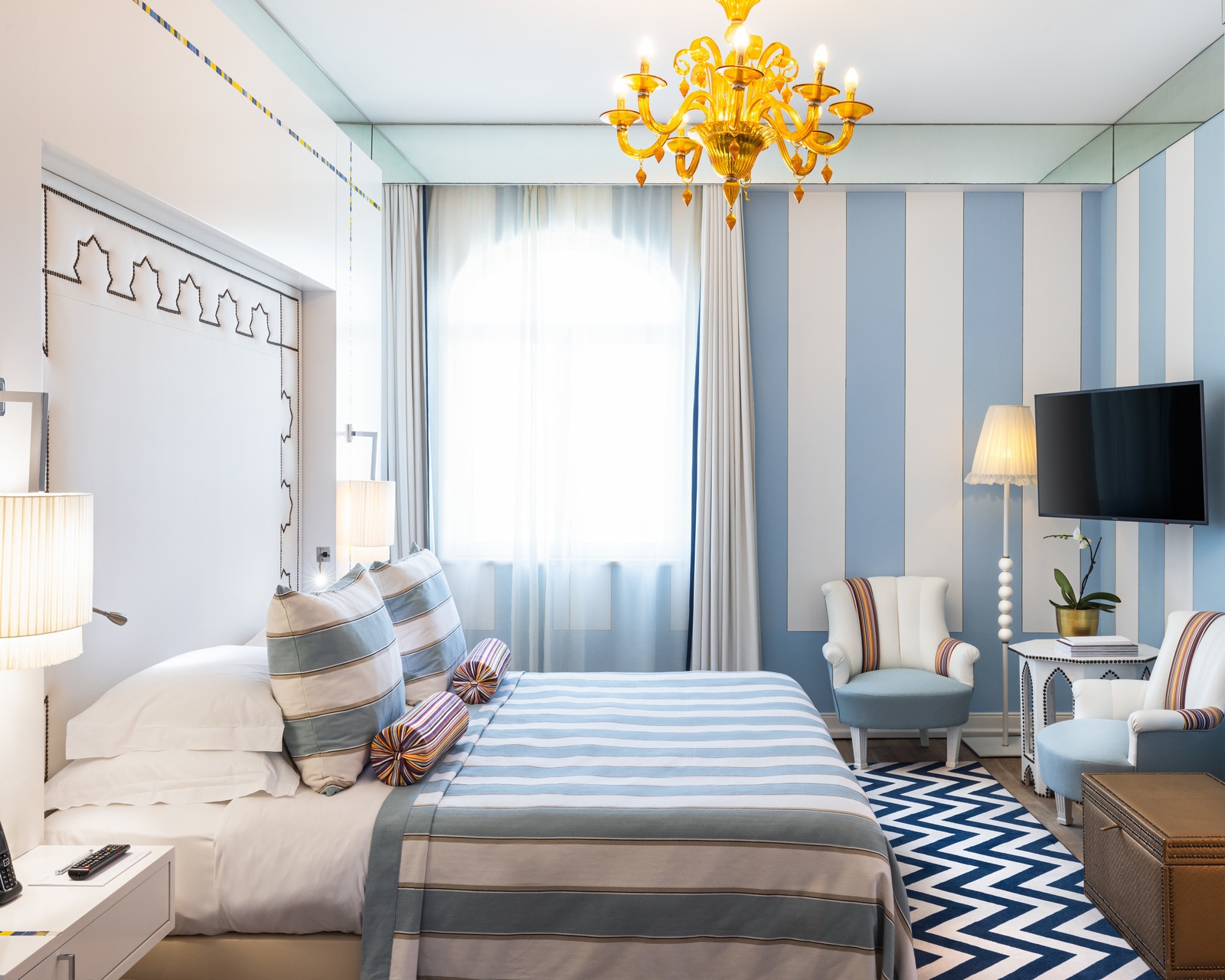 a blue and white bedroom at Hotel Bela Vista