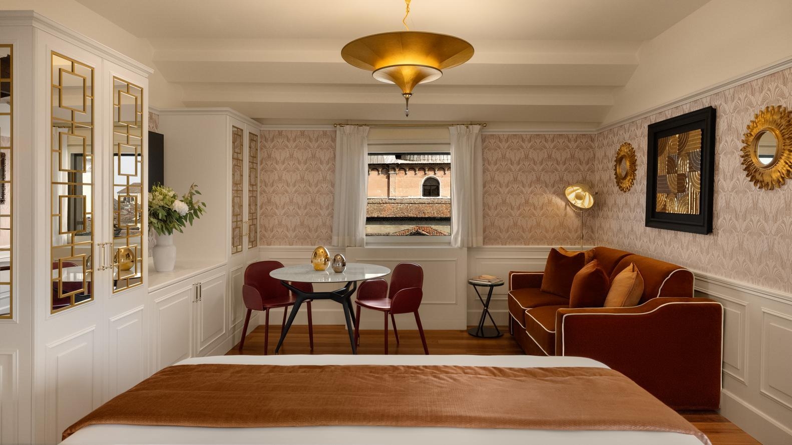A city-facing bedroom at Hotel Londra Palace in Venice.