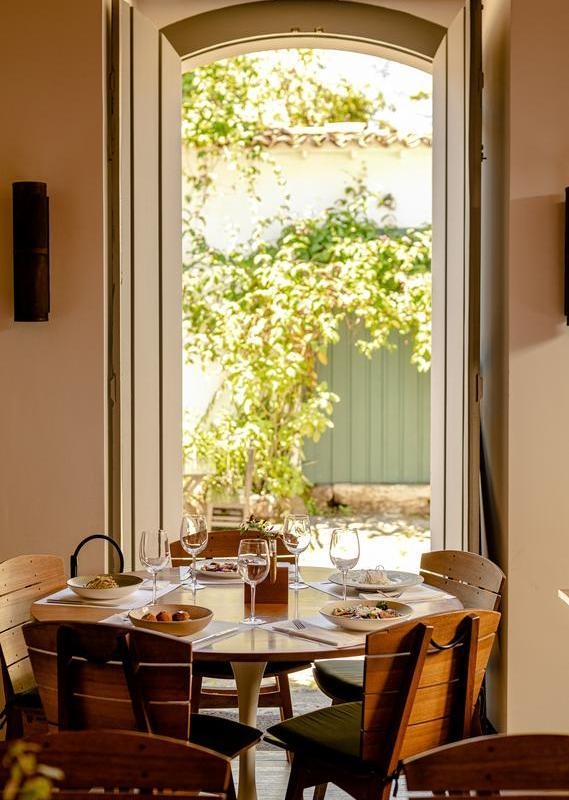 dining area by a doorway at Pousada Literária