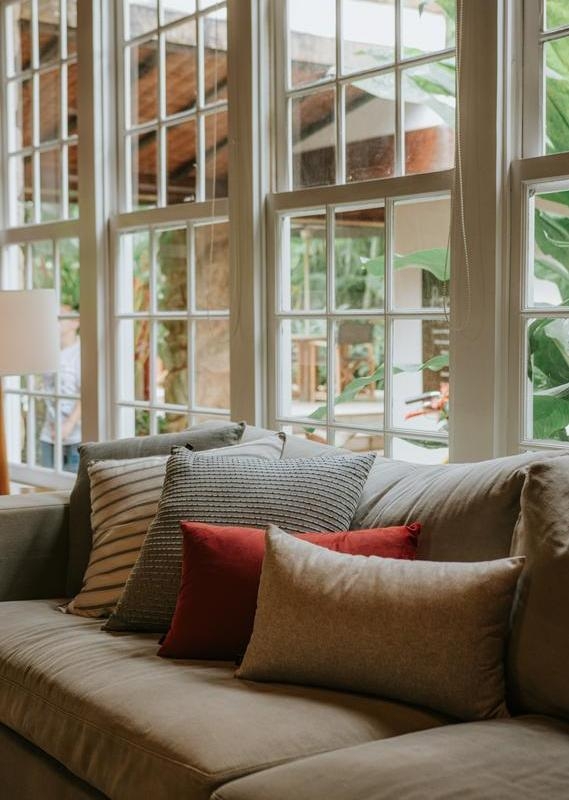 Sofa by a window at Pousada Literária