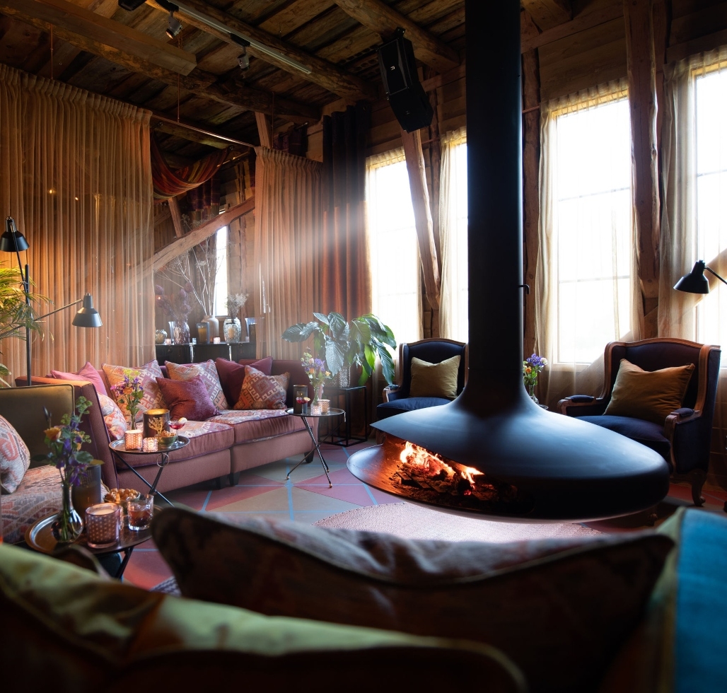 A fireplace and lounge area at Åmot.