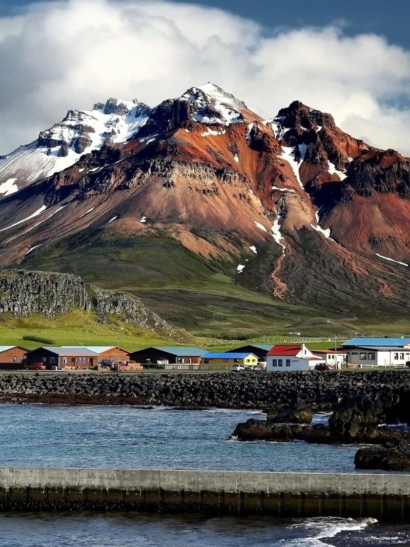 Jacada Iceland - tall snowcapped mountain landscape
