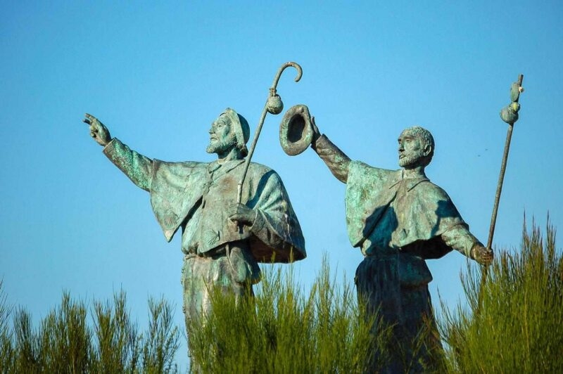 Two statues of pilgrims on the Camino de Santiago