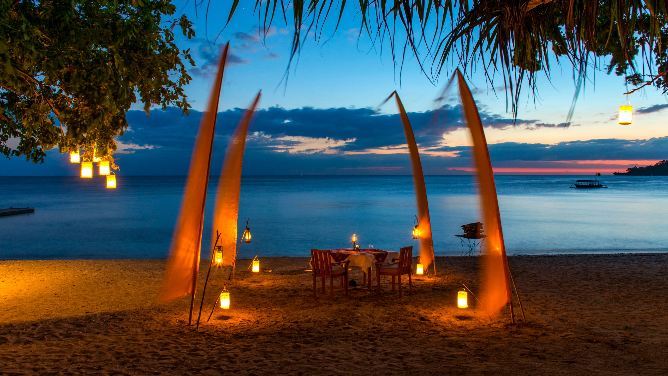 amanwana-beach-sunset-dinner.