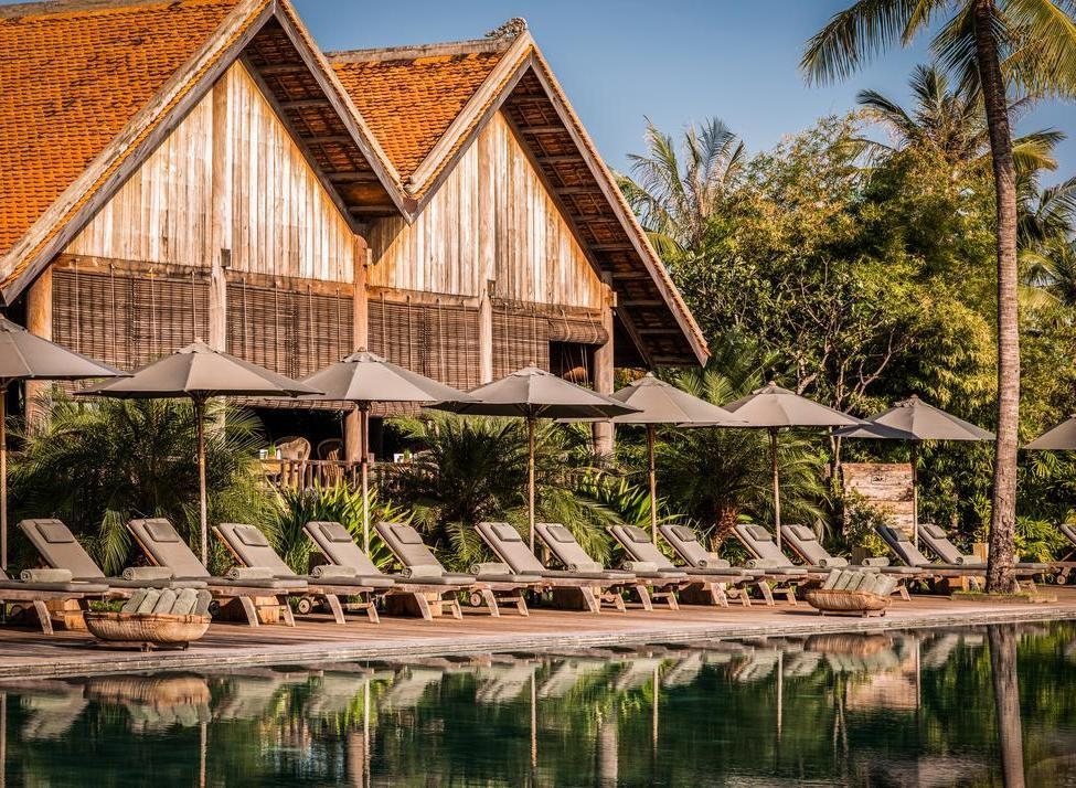 Sun loungers by the pool at Zannier Phum Baitang