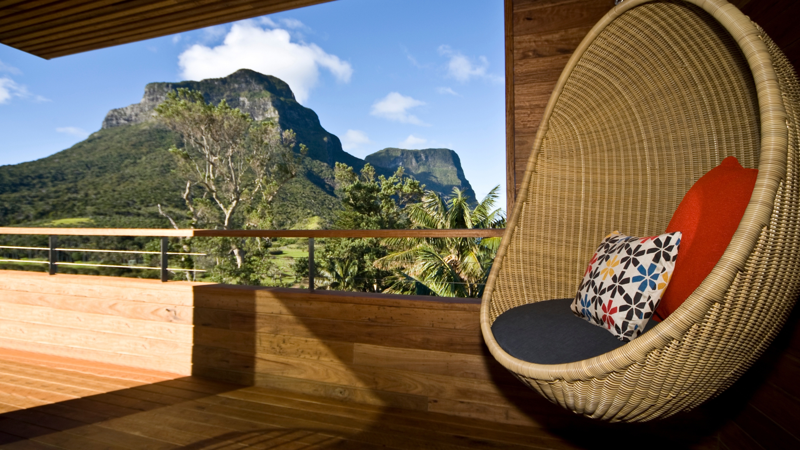 capella-lodge-swinging-chair