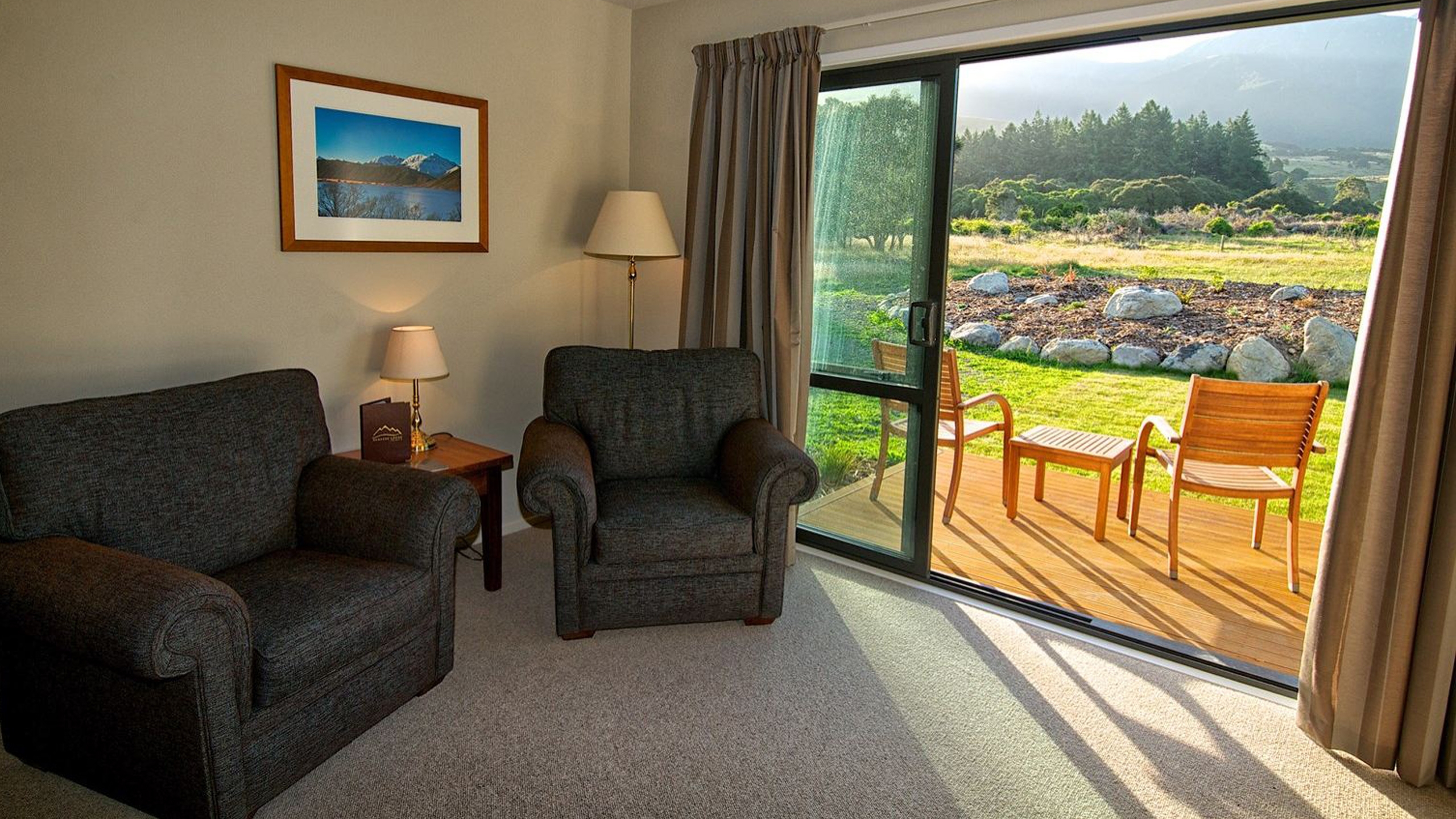 manakau-lodge-living-room