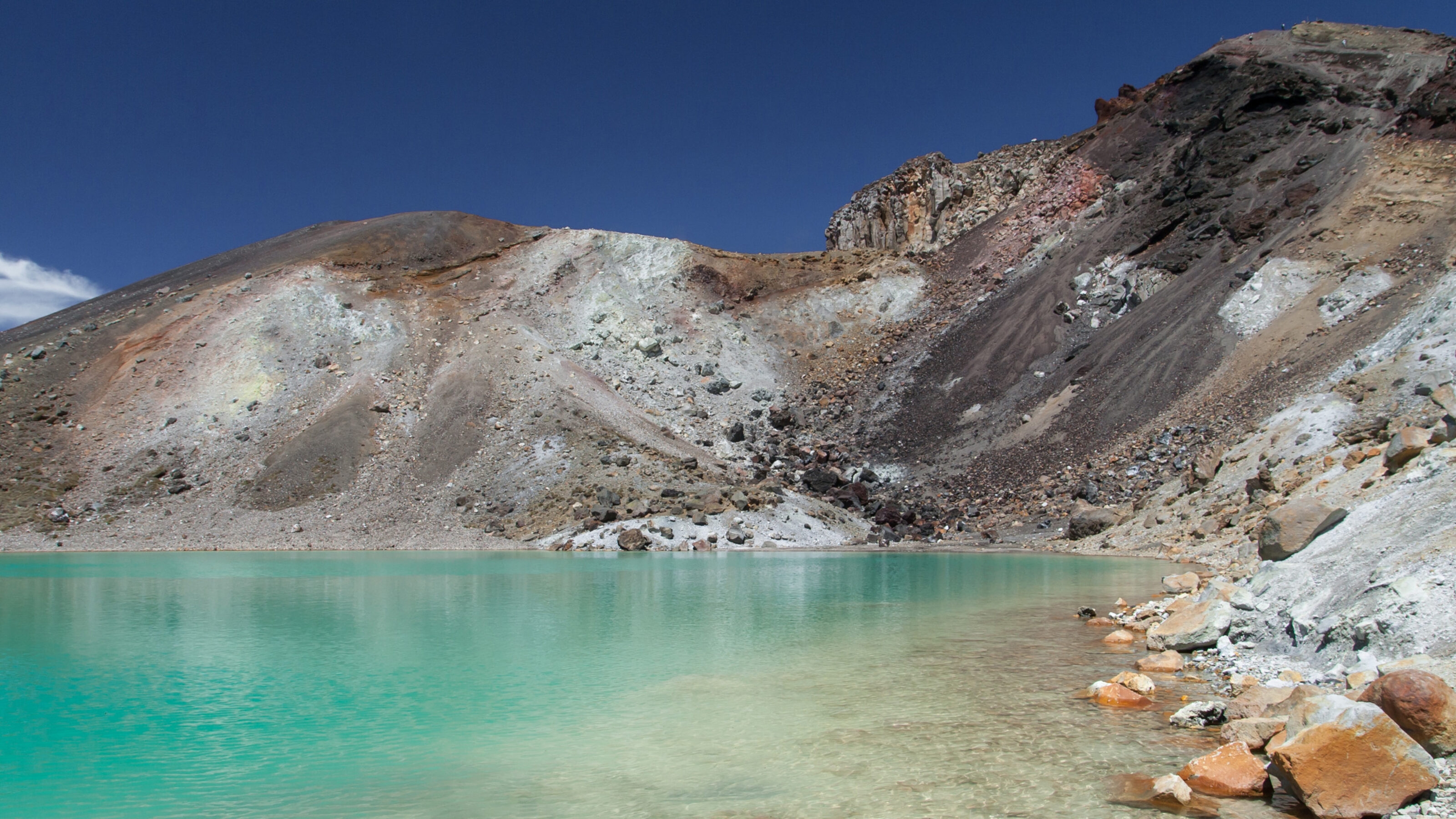 tongariro-crossing-lake