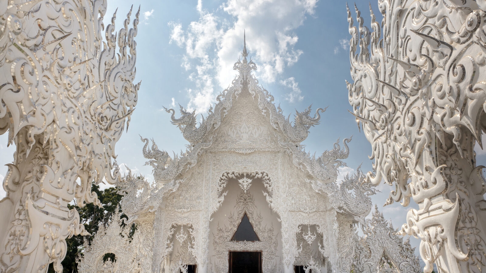 white-temple-chiang-rai-detail