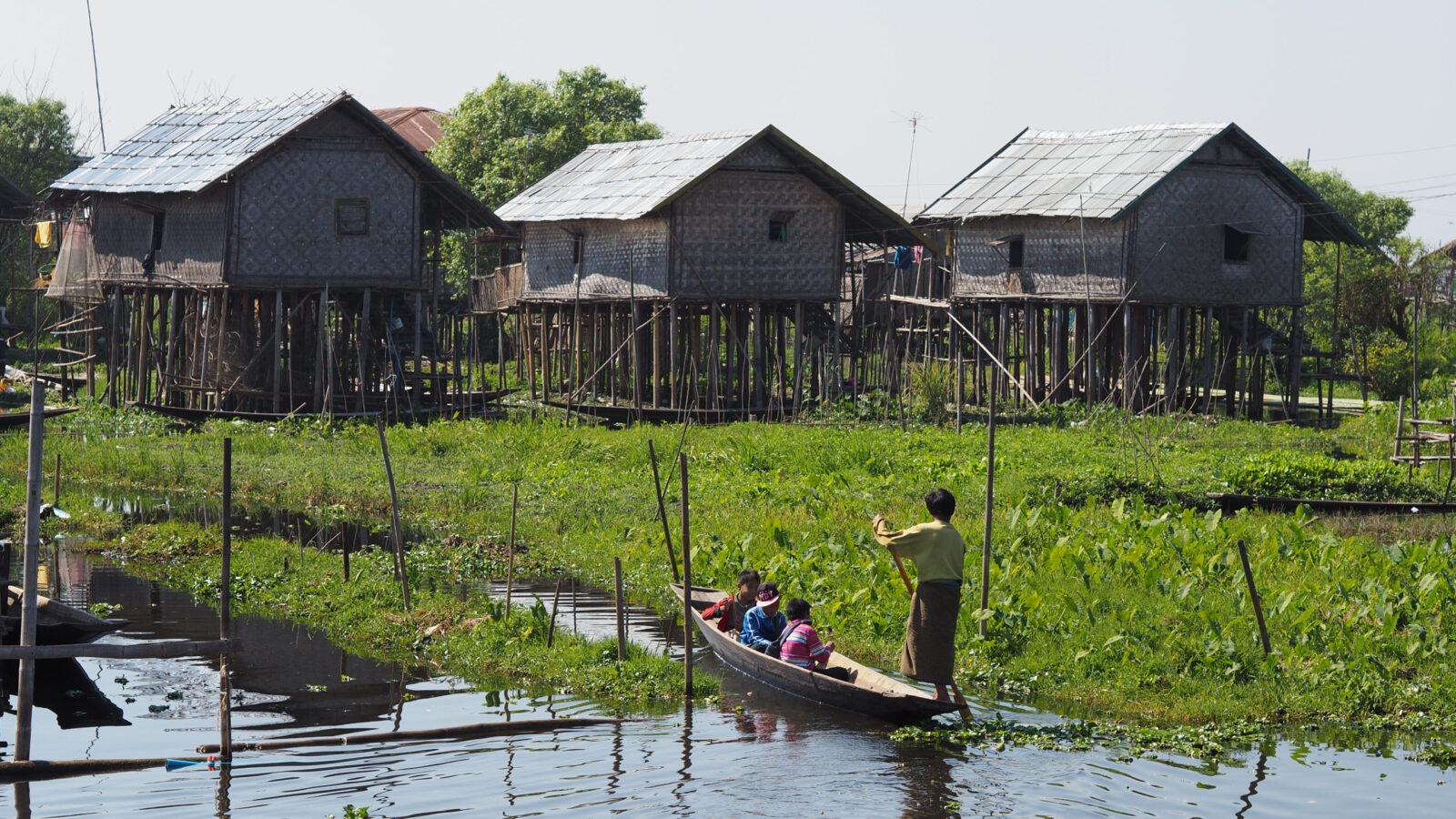 nyaung-shwe-houses-and-boat