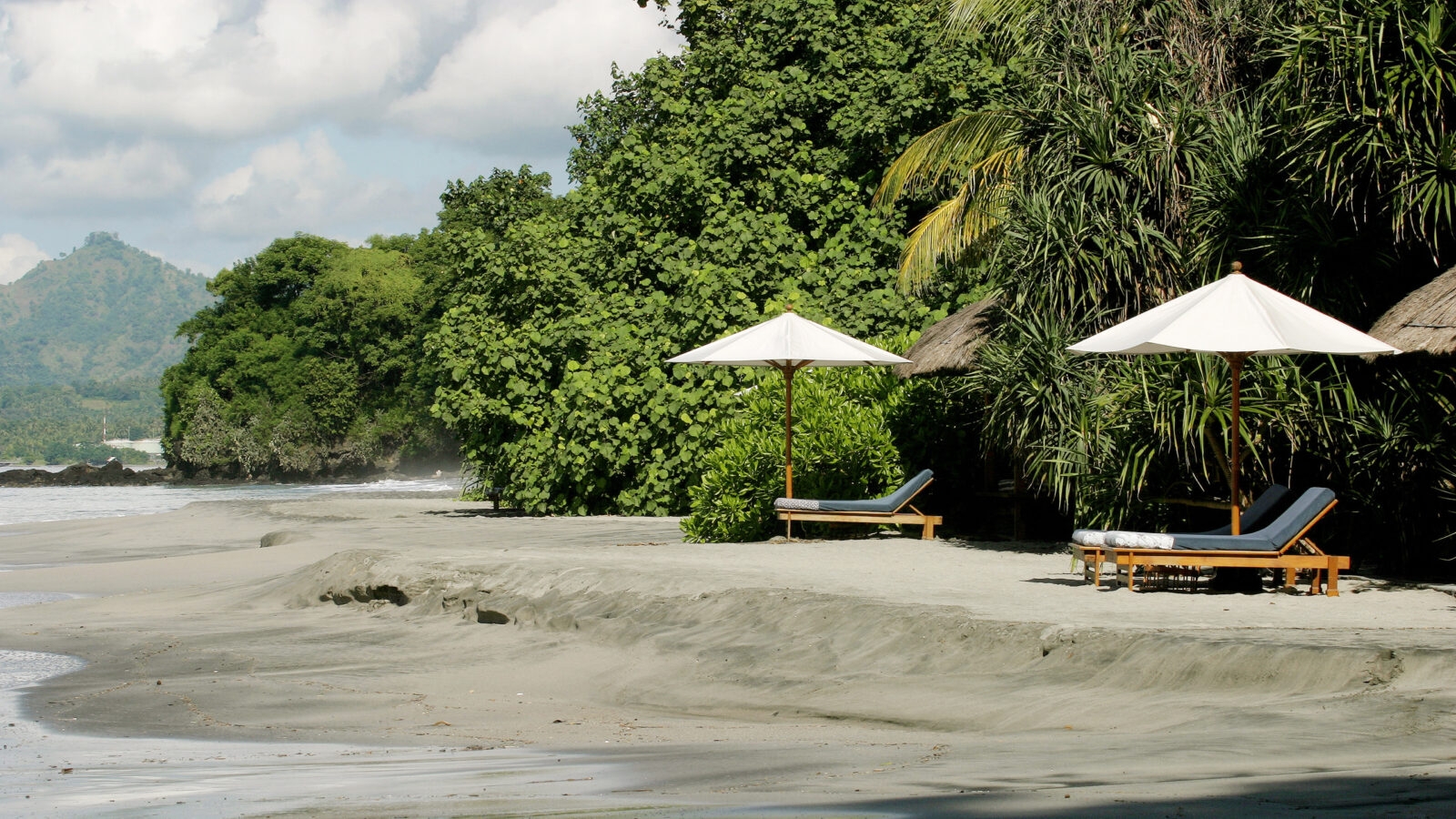 amankila-black-sand-beach