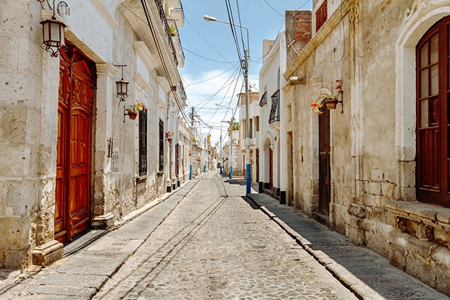 Jacada Peru - Colonial houses in an empty alley of the Yanahuara neighborhood in Arequipa (Peru)