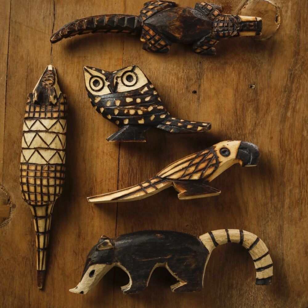 Traditional Guaraní crafts.